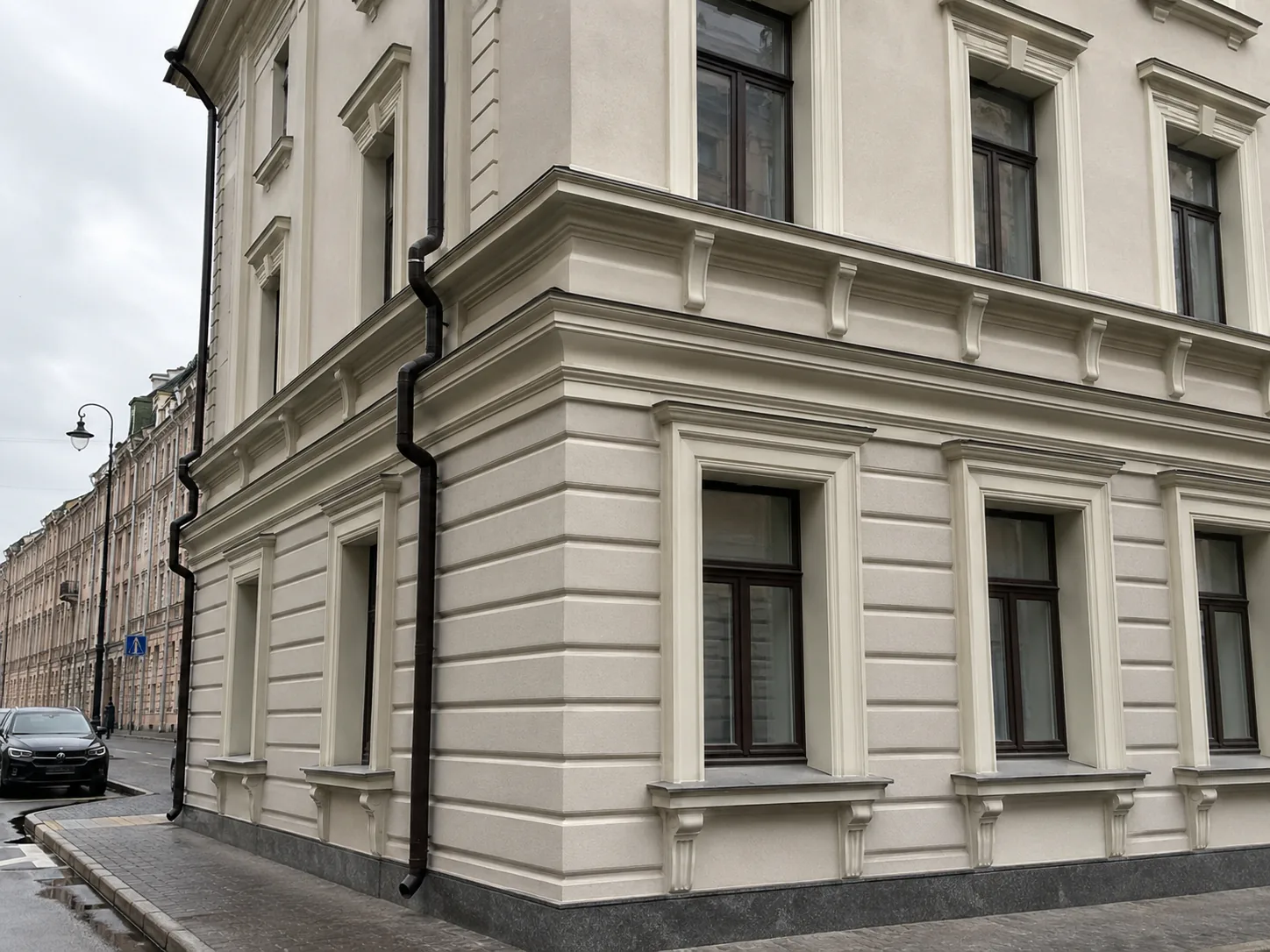 Фасад здания с карнизами, наличниками и пилястрами из стеклофибробетона
